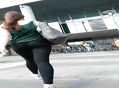 jiggly ass in leggings