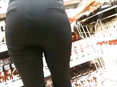 Very big ass milf in black jeans 2