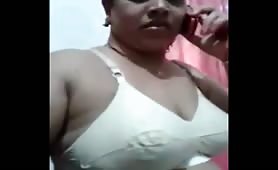 Desi mami Mitu Showing her boobs