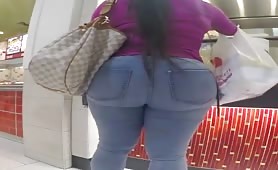 Phat Black Ass in The Mall